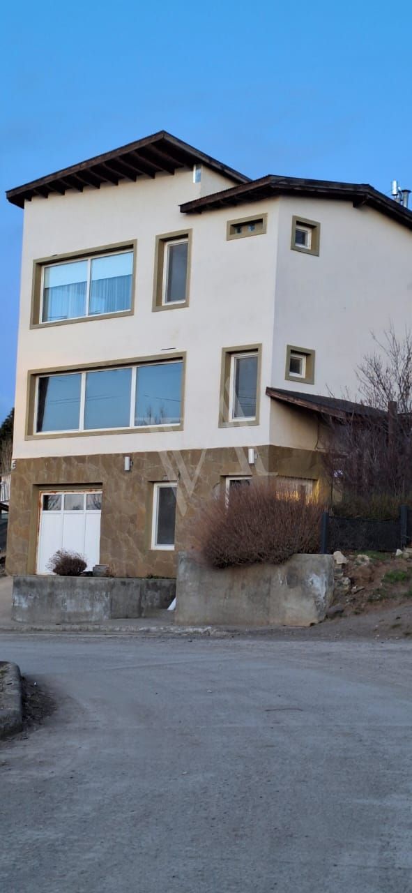 Espectacular casa en venta en El Calafate. Ubicación céntrica - 1